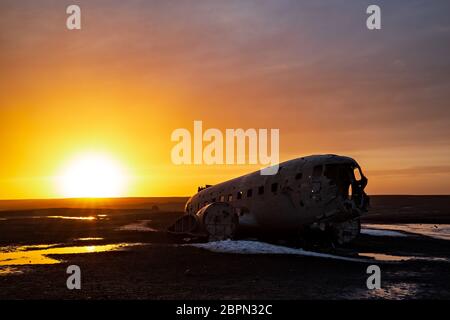 Das Flugzeugwrack in Solheimasandur bei Sonnenuntergang, Island Stockfoto