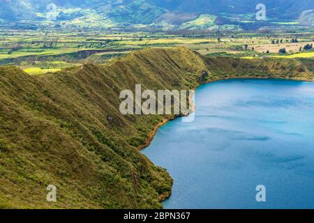 Landschaft entlang der Wanderung um den Vulkankrater Cuicocha Lake bei Otavalo und Quito, Ecuador. Stockfoto