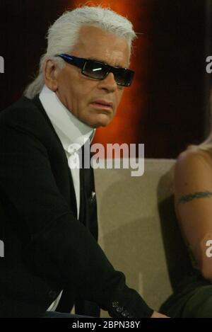 TV-Show 'Wetten, dass..?' Ausgabe 138 vom 09.11.2002 - die erfolgreichsten und größte Unterhaltungsshow Europas mit nationalen und internationalen prominenten Gästen und dem Moderator Thomas Gottschalk. Karl Lagerfeld. Stockfoto