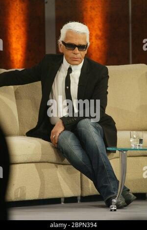 TV-Show 'Wetten, dass..?' Ausgabe 138 vom 09.11.2002 - die erfolgreichsten und größte Unterhaltungsshow Europas mit nationalen und internationalen prominenten Gästen und dem Moderator Thomas Gottschalk. Karl Lagerfeld. Stockfoto