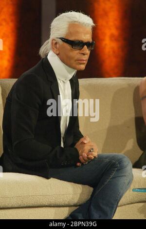 TV-Show 'Wetten, dass..?' Ausgabe 138 vom 09.11.2002 - die erfolgreichsten und größte Unterhaltungsshow Europas mit nationalen und internationalen prominenten Gästen und dem Moderator Thomas Gottschalk. Karl Lagerfeld. Stockfoto