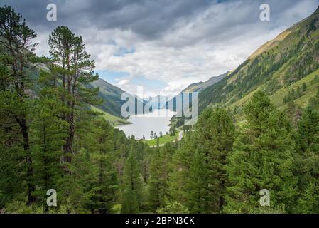 Der Gepatsch-Stausee, der aus einem Steinfülldamm gebildet wird, hat eine Kapazität von 30,795 Millionen Gallonen und wird zur Stromerzeugung genutzt. Der See befindet sich in Stockfoto