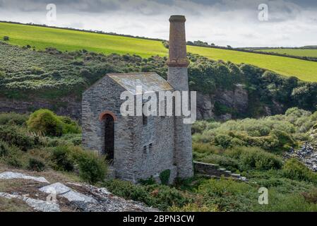 Überreste eines Maschinenhauses des verlassenen Prince of Wales Quarry im Trebarwith Valley bei Tintagel in Cornwall, Großbritannien. Stockfoto