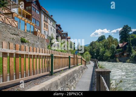 Flusslandschaft in Murau. Murau ist eine historische Stadt in der Obersteiermark im Tal der Mur in Österreich. Stockfoto