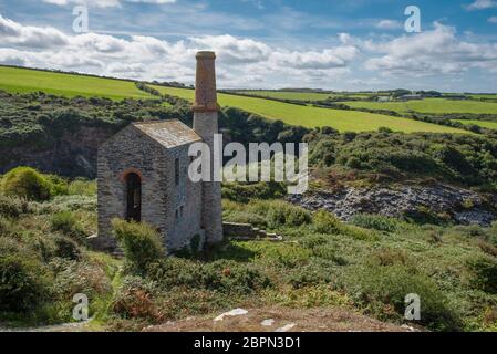 Überreste eines Maschinenhauses des verlassenen Prince of Wales Quarry im Trebarwith Valley bei Tintagel in Cornwall, Großbritannien. Stockfoto