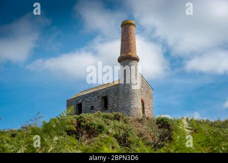 Überreste eines Maschinenhauses des verlassenen Prince of Wales Quarry im Trebarwith Valley bei Tintagel in Cornwall, Großbritannien. Stockfoto