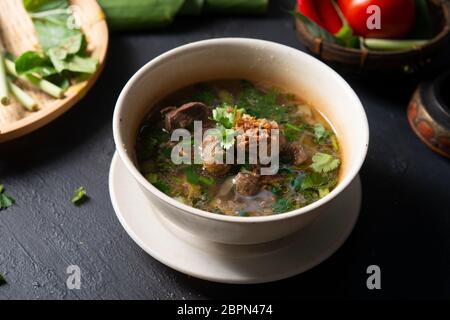 Asiatische Knochen Suppe oder sup tulang, beliebte traditionelle malaysische Gerichte. Stockfoto