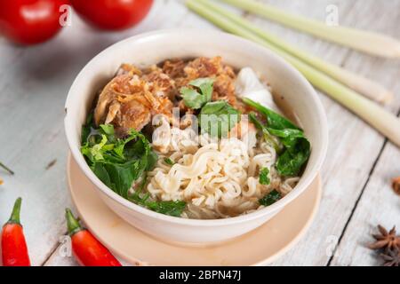 Asiatische Ramen Nudeln Suppe und Hühnchen in der Schüssel. Stockfoto