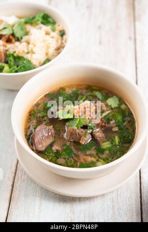 Asiatische Knochen Suppe oder sup tulang, beliebte traditionelle malaysische Gerichte. Stockfoto