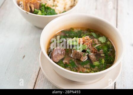 Asiatische Knochen Suppe oder sup tulang, beliebte traditionelle malaysische Gerichte. Stockfoto