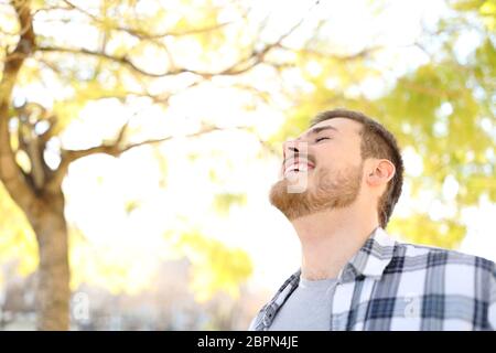 Glücklich ist der Mensch atmen frische Luft in einem Park mit Bäumen im Hintergrund Stockfoto