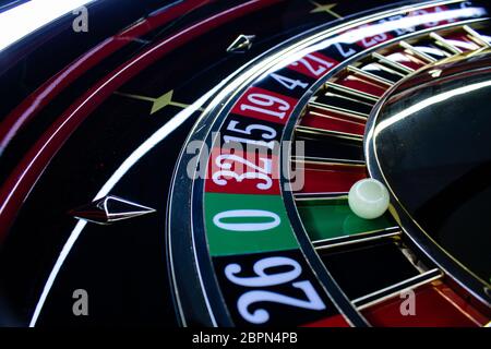 Traditionelles Roulette Rad, handgefertigt mit klassischem Look Stockfoto