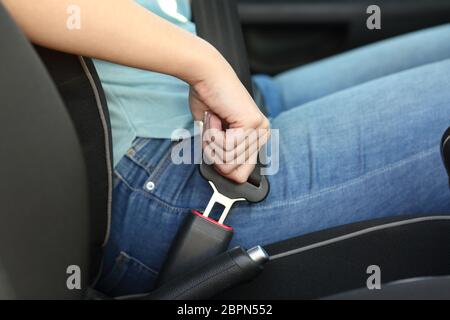 Nahaufnahme, Porträt eines Fahrers hand Befestigung Sicherheitsgurt im Auto Stockfoto