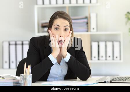 Vorderansicht portrait einer erstaunt Executive bei Kamera im Büro suchen Stockfoto