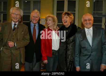 Deutsche Fictitious character Christiane Rücker posiert mit einem Stein ...