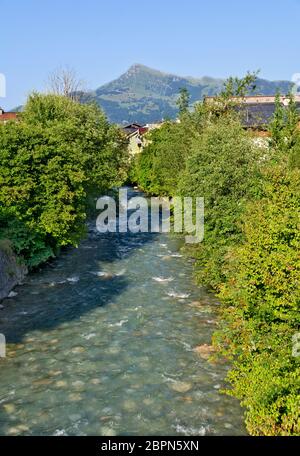 Blick von der Reither Ache im Dorf Kirchberg auf den Gipfel des Kitzbüheler Horns in Tirol, Österreich Stockfoto