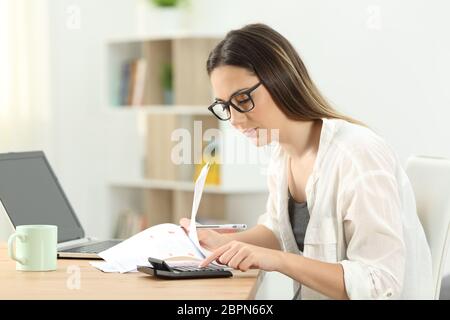 Konzentriert Hausfrau, Buchhaltung mit einem Rechner zu Hause Stockfoto