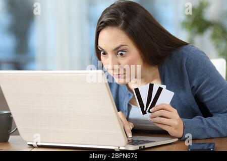 Compulsive online Shopper oder Spieler die Überprüfung von Ergebnissen in einem Laptop zu Hause besessen Stockfoto
