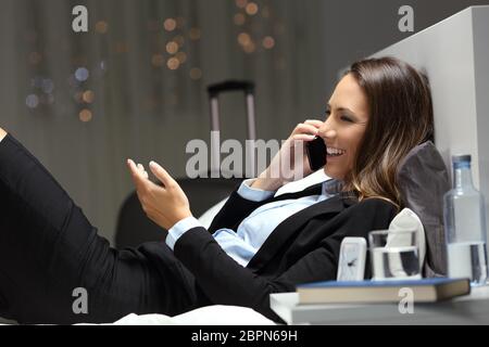 Happy Executive in business Telefongespräch in einem Hotelzimmer in der Nacht Stockfoto