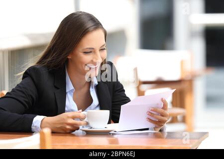Single glücklich Geschäftsfrau lesen einen Brief in einem Café sitzen Stockfoto