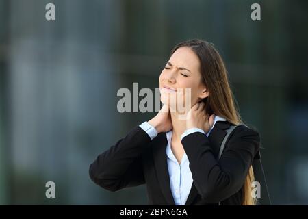 Executive leiden Hals Schmerzen alleine stehen auf der Straße Stockfoto