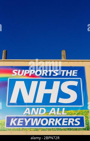 NHS Coronavirus Pandemie Grippe Ausbruch Krankheit Tod Katastrophe Krise Covid-19; Regenbogen unterstützende Zeichen in Southport, Großbritannien Stockfoto