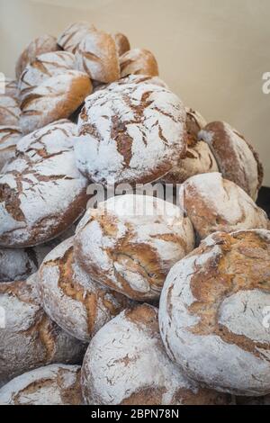 Frisch gebackenes Brot zum Verkauf von einer Straße stehen während der jährlichen Brot und Lebkuchen Festival in Jawor, Polen Stockfoto