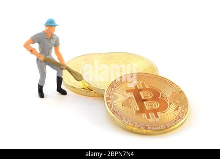 Konzeptionelles Bild basierend auf dem Abbau für digitale Währung mit Bitcoin und einer kleinen Figur. Stockfoto