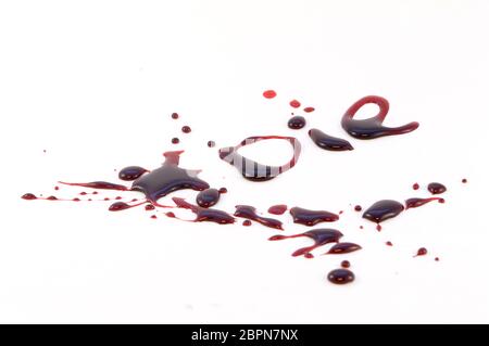 Eine Nachricht mit dem Wort sterben in kaltem Blut über einem weißen Hintergrund geschrieben. Stockfoto