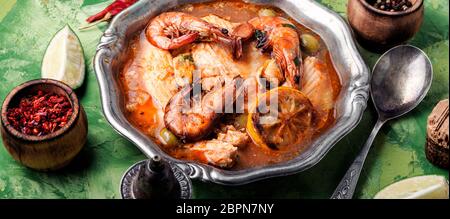Meeresfrüchtesuppe mit Garnelen, Muscheln und Fisch. Tom Yam Suppe Stockfoto