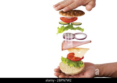 Nahaufnahme von hausgemachten Sandwich mit fliegenden Zutaten isoliert auf weißem Hintergrund. Stockfoto