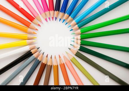 Ansicht von oben closeup von kreisförmigen Buntstifte mit Kreide Punkte zueinander auf weißem Hintergrund kreisten. Stockfoto