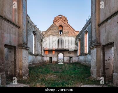 Abgebrochene katholische Kirche St. George im Dorf Krasnopole, Mykolaiv Region, Ukraine Stockfoto