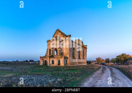 Abgebrochene katholische Kirche St. George im Dorf Krasnopole, Mykolaiv Region, Ukraine Stockfoto