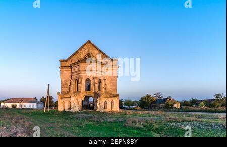 Abgebrochene katholische Kirche St. George im Dorf Krasnopole, Mykolaiv Region, Ukraine Stockfoto