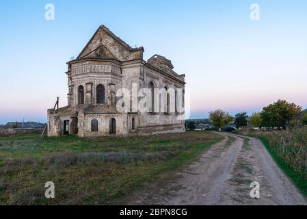 Abgebrochene katholische Kirche St. George im Dorf Krasnopole, Mykolaiv Region, Ukraine Stockfoto