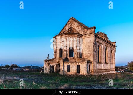 Abgebrochene katholische Kirche St. George im Dorf Krasnopole, Mykolaiv Region, Ukraine Stockfoto