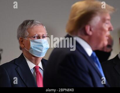 Washington, Usa. Mai 2020. Senator Mitch McConnell hört zu, wie Präsident Donald Trump zu Reportern spricht, nachdem er am Dienstag, den 19. Mai 2020, am wöchentlichen republikanischen Mittagessen des Senats auf dem Capitol Hill in Washington, DC teilgenommen hat. Trump traf sich mit den Senatoren, um über die Fortschritte bei der sicheren Öffnung Amerikas und der wirtschaftlichen Erholung zu diskutieren. Foto von Kevin Dietsch/UPI Quelle: UPI/Alamy Live News Stockfoto