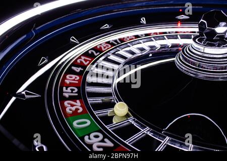 Traditionelles Roulette Rad, handgefertigt mit klassischem Look Stockfoto