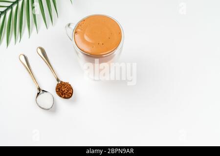 Trendiges koreanisches Dalgon-Kaffeegetränk. Eine interessante Variante eines Milchgetränks mit Instantkaffee Stockfoto