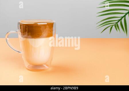 Trendiges koreanisches Dalgon-Kaffeegetränk. Eine interessante Variante eines Milchgetränks mit Instantkaffee. Stockfoto