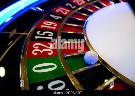 Traditionelles Roulette Rad, handgefertigt mit klassischem Look Stockfoto