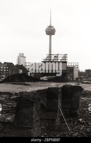 Cinedom Köln - in Angelegenheit des Investors und Filmmanagers Bernd Eichinger und des kanadischen Architekten Eberhard H. Zeidler wird das Gebäude übergeben. Im künftigen Media-Park schälte der erfolgreiche Filmproduzent 3200 glitzernde Glasfasserdioden an, die in der Kuppel einer 30 Meter hohen Rotunde einen Sternenhimmel vorführen und damit eine neue Hochburg großstädtischer Kino-Architektur kronen - der Cinedom eine 100 Millionen Mark teure Investition für 3200 Besucher mit Platz 13. Stockfoto