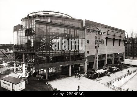 Cinedom Köln - in Angelegenheit des Investors und Filmmanagers Bernd Eichinger und des kanadischen Architekten Eberhard H. Zeidler wird das Gebäude übergeben. Im künftigen Media-Park schälte der erfolgreiche Filmproduzent 3200 glitzernde Glasfasserdioden an, die in der Kuppel einer 30 Meter hohen Rotunde einen Sternenhimmel vorführen und damit eine neue Hochburg großstädtischer Kino-Architektur kronen - der Cinedom eine 100 Millionen Mark teure Investition für 3200 Besucher mit Platz 13. Stockfoto