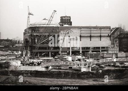 Cinedom Köln - in Angelegenheit des Investors und Filmmanagers Bernd Eichinger und des kanadischen Architekten Eberhard H. Zeidler wird das Gebäude übergeben. Im künftigen Media-Park schälte der erfolgreiche Filmproduzent 3200 glitzernde Glasfasserdioden an, die in der Kuppel einer 30 Meter hohen Rotunde einen Sternenhimmel vorführen und damit eine neue Hochburg großstädtischer Kino-Architektur kronen - der Cinedom eine 100 Millionen Mark teure Investition für 3200 Besucher mit Platz 13. Stockfoto