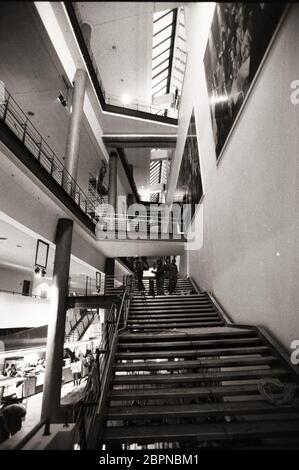 Cinedom Köln - in Angelegenheit des Investors und Filmmanagers Bernd Eichinger und des kanadischen Architekten Eberhard H. Zeidler wird das Gebäude übergeben. Im künftigen Media-Park schälte der erfolgreiche Filmproduzent 3200 glitzernde Glasfasserdioden an, die in der Kuppel einer 30 Meter hohen Rotunde einen Sternenhimmel vorführen und damit eine neue Hochburg großstädtischer Kino-Architektur kronen - der Cinedom eine 100 Millionen Mark teure Investition für 3200 Besucher mit Platz 13. Stockfoto