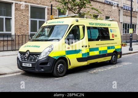 Ein Krankenwagen mit hoher Abhängigkeit parkte vor dem Kinderkrankenhaus in der Great Ormond Street, London, Großbritannien Stockfoto