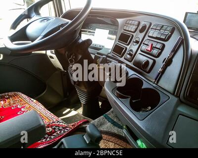 Krasnodar, Russland - 12. Juni 2019: Im Fahrerhaus eines Mercedes-LKW. Die Fernkabine. Stockfoto