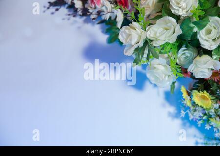 Rosen Girlande Künstliche Seide Blumen . Nahtlose Bordüre mit weißen Rosen. Isoliert auf weißem Hintergrund. Freier Platz zum Schreiben . Girlande von großen Stockfoto