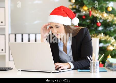 Sorgen Mitarbeiter im Büro in der Weihnachtszeit arbeiten Stockfoto